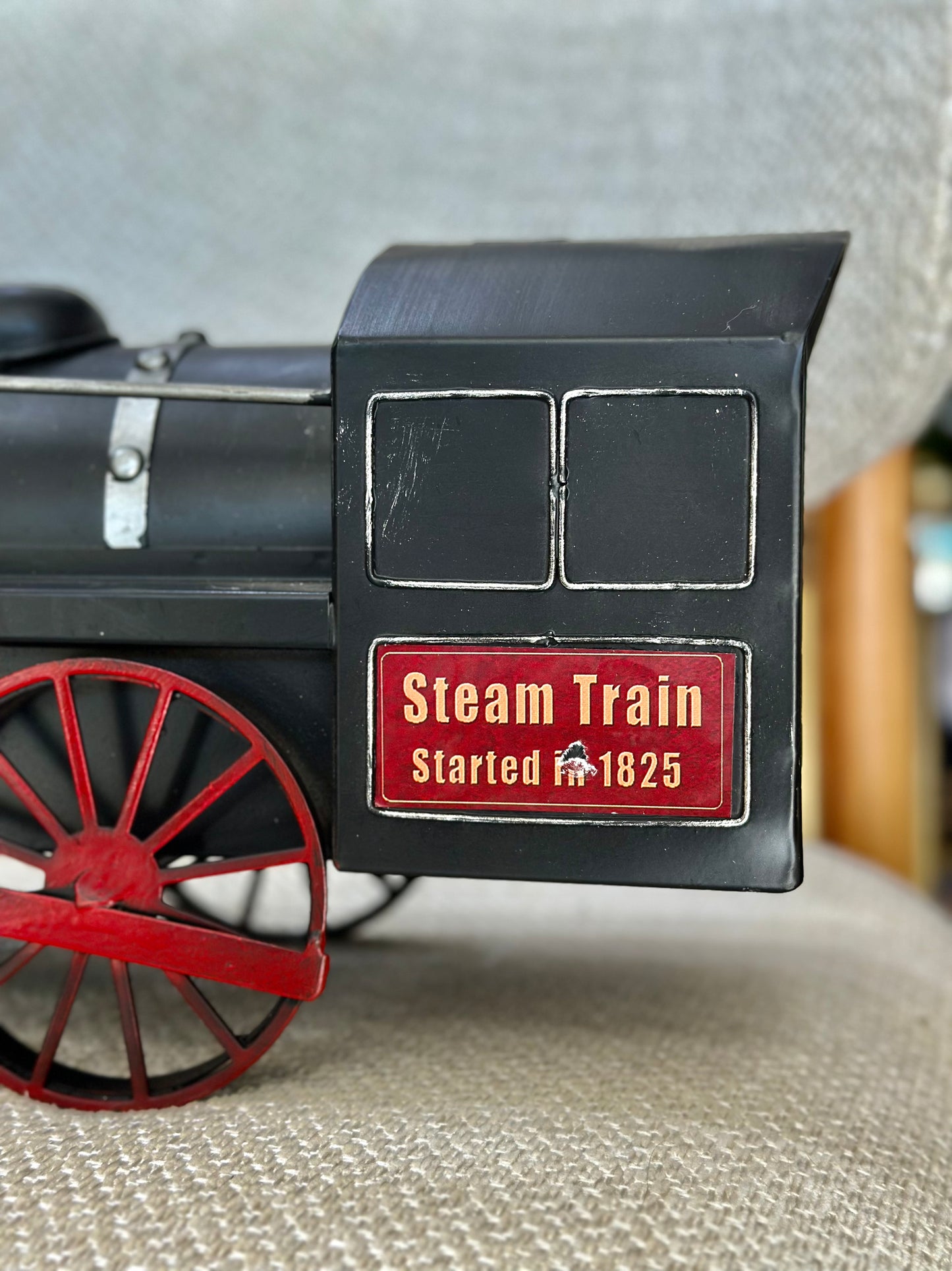 Locmetra Metal Dekoratif Tren Saat Detaylı