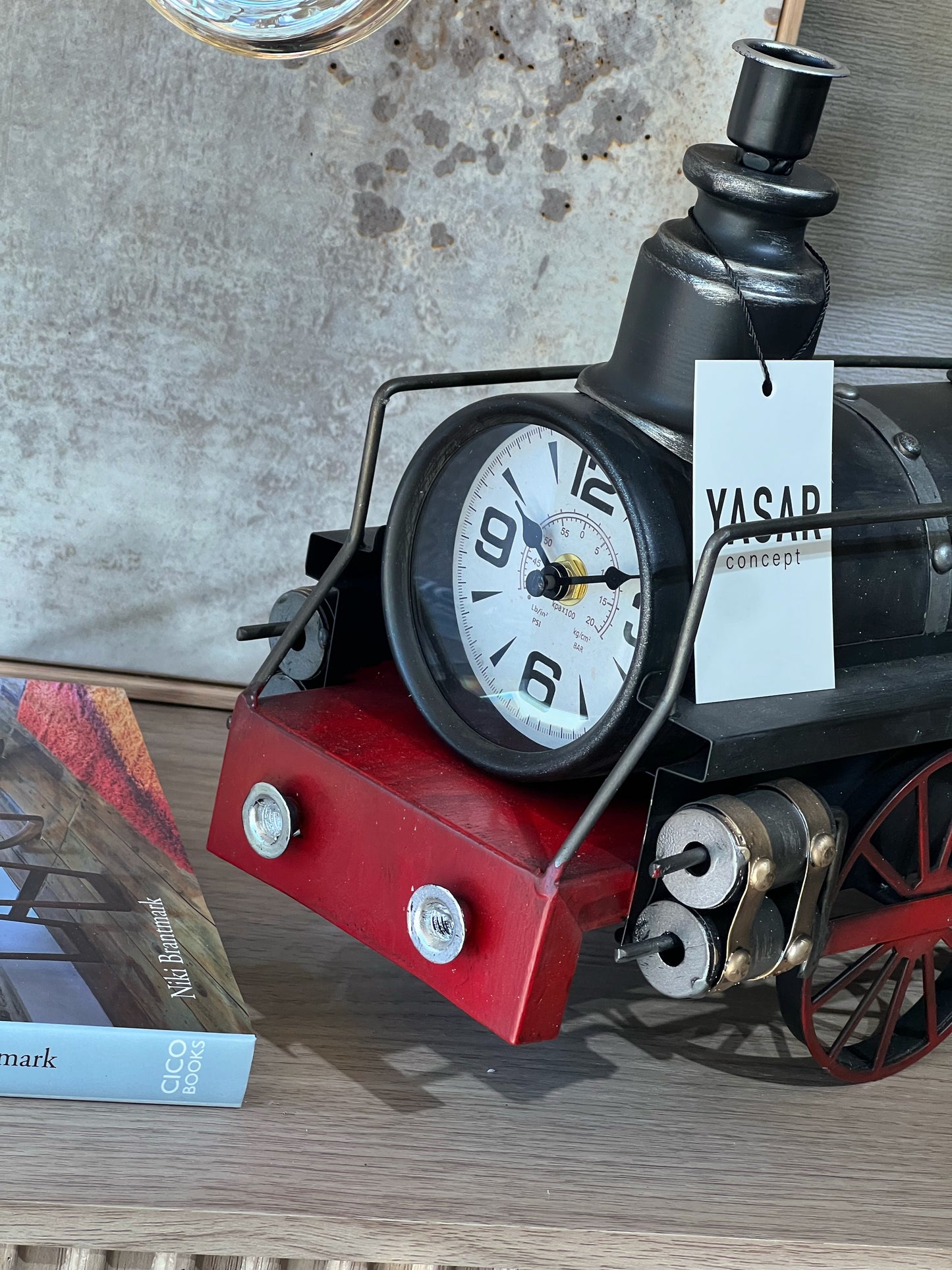 Locmetra Metal Dekoratif Tren Saat Detaylı