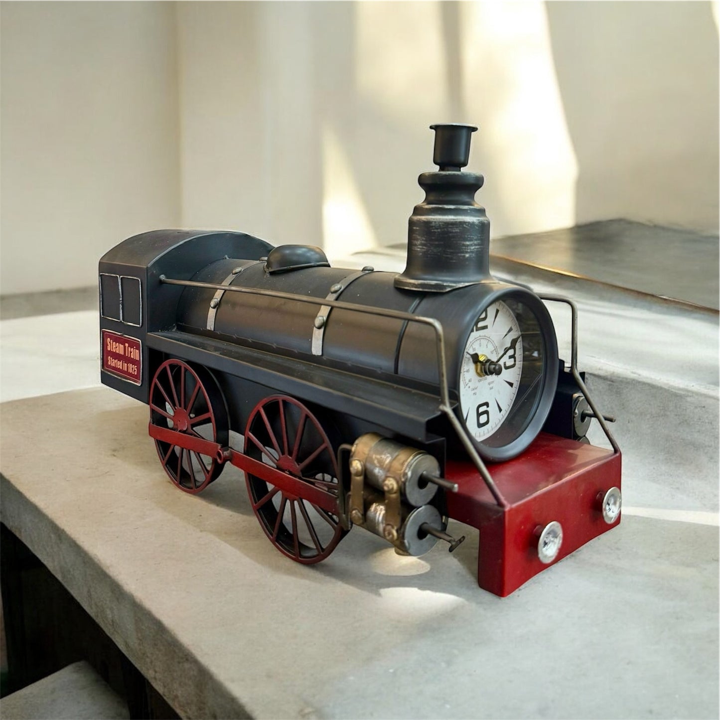 Locmetra Metal Dekoratif Tren Saat Detaylı