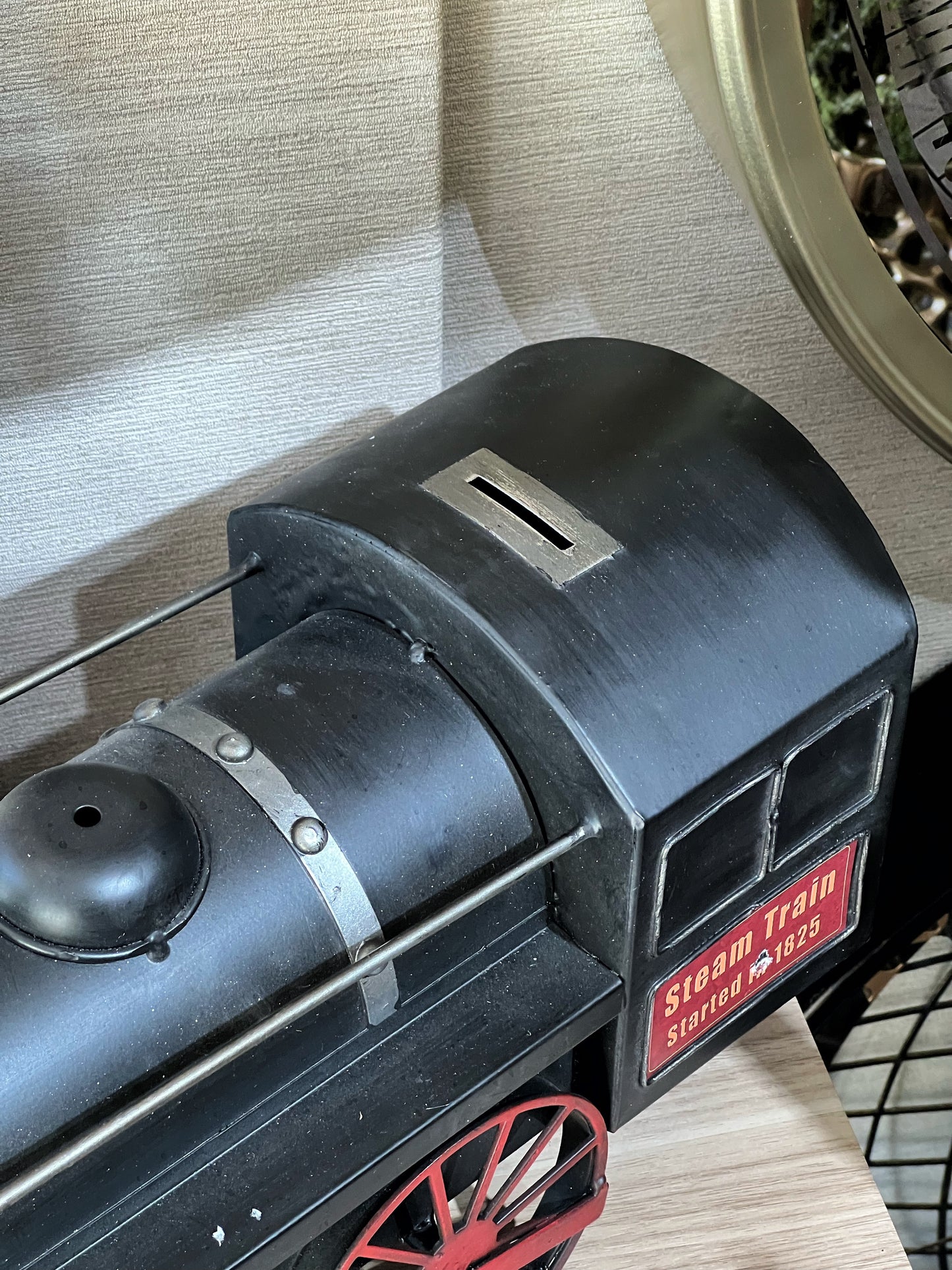 Locmetra Metal Dekoratif Tren Saat Detaylı