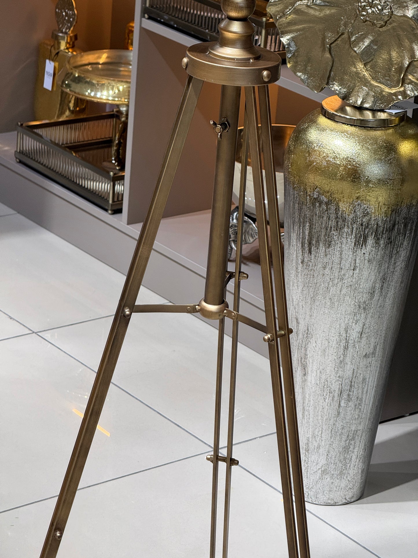 Monarque Metal Çarklı Tripod Ayaklı Saat